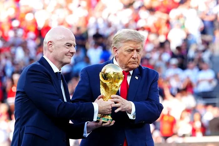 Președintele FIFA Gianni Infantino și președintele american Donald Trump înmânează trofeul Cupei Mondiale echipei campioane 
