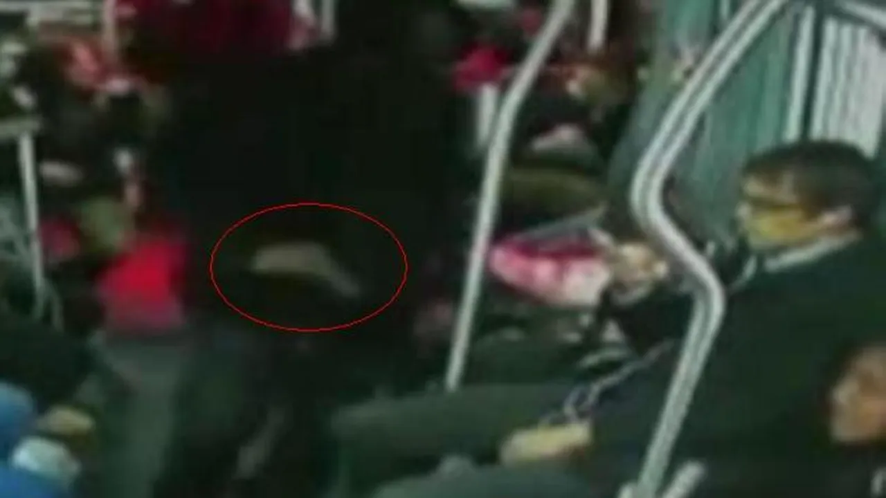 S-a întâmplat în plină zi: pasagerii unui autobuz au fost amenințați cu pistolul 