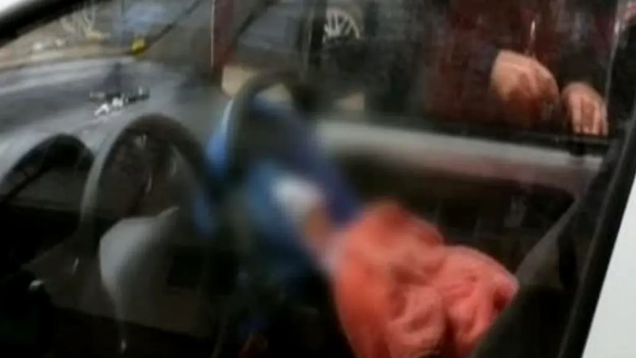 Un bebeluș de 8 luni din Oradea a rămas blocat în mașina părinților, după ce sistemul de închidere s-a stricat