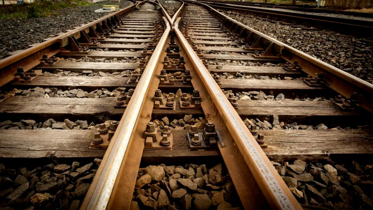 Doi minori au fost reţinuţi de poliţiştii din Caraş-Severin. Autoritățile îi suspectează că ar fi pus osii pe linia ferată