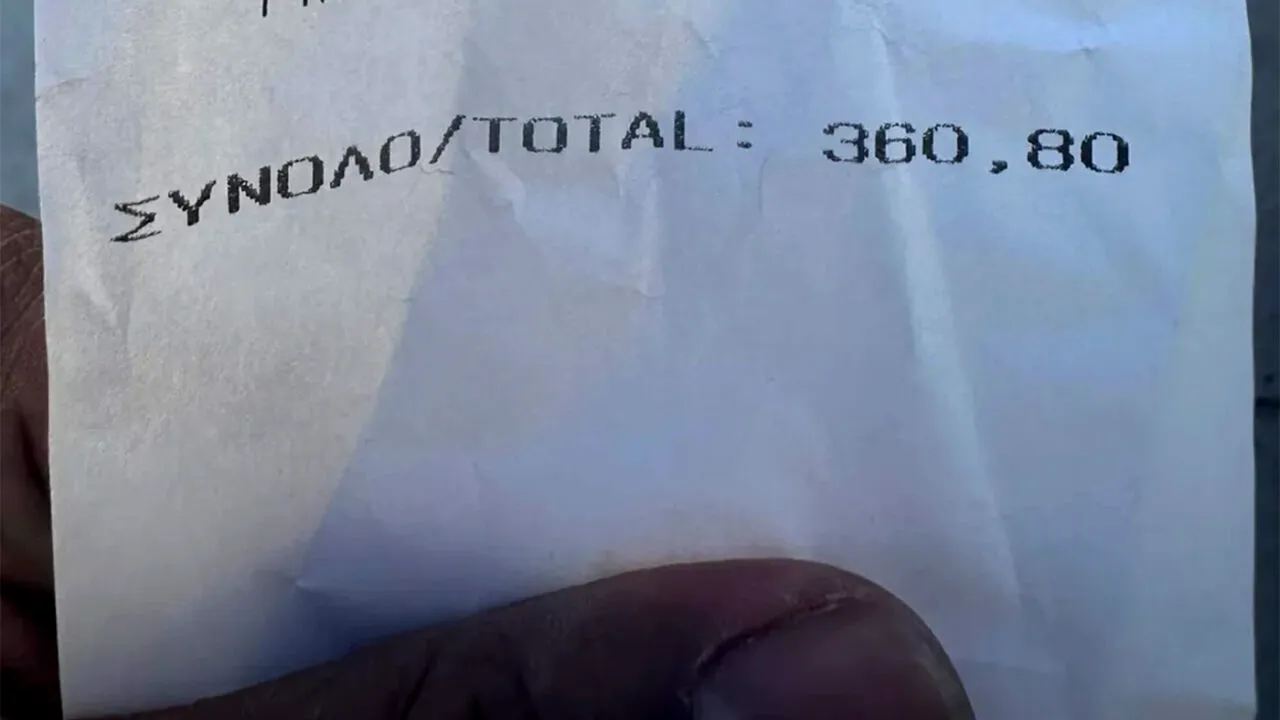 Cum a fost „ȚEPUIT” un turist naiv într-un restaurant grecesc. I-a venit nota de plată 360 de euro pentru mai nimic