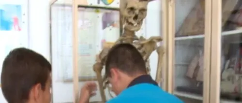 O poveste pe cât de impresionantă, pe atât de macabră: scheletul unui învățător mort în anii '60 este expus într-o sală de clasă din România