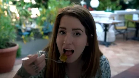 VIDEO. Cum a reacționat turista britanică din imagine, după ce a mâncat sarmale cu mămăliguță în România: „Au gust de...”