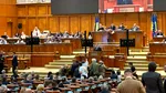 În discursul de dinaintea votului, premierul desemnat Luca Niculescu a promis de toate pentru toți: pensiile vor fi indexate, familiile cu venituri mici vor avea sprijin, se elimină impozite, salariile vor crește, investiții în energie, irigații pentru agricultori, mese pentru elevi, sprijin financiar pentru Republica Moldova