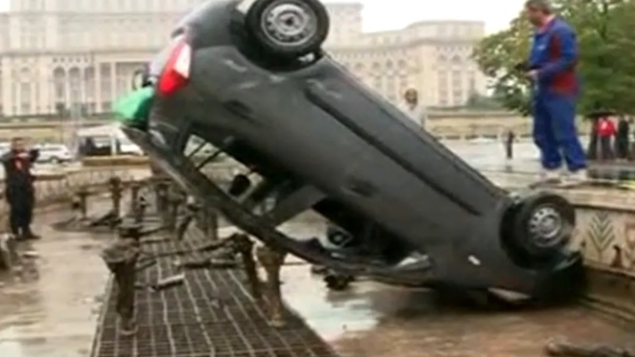 Accident spectaculos în Capitală: un bărbat s-a rănit după ce a ajuns cu mașina într-o fântână din Piața Constituției