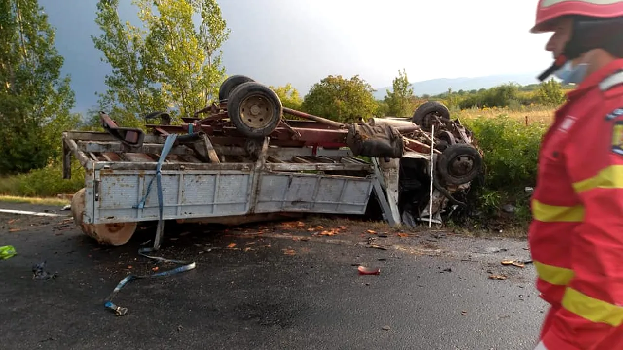 Un primar din Vrancea a murit într-un accident auto. Edilul a intrat cu mașina într-un camion cu lemne