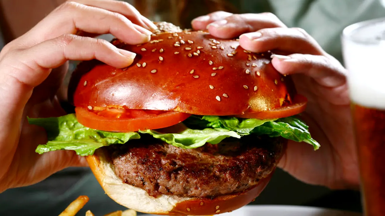STUDIU. Mâncarea de tip fast food afectează ficatul la fel ca virusul hepatic