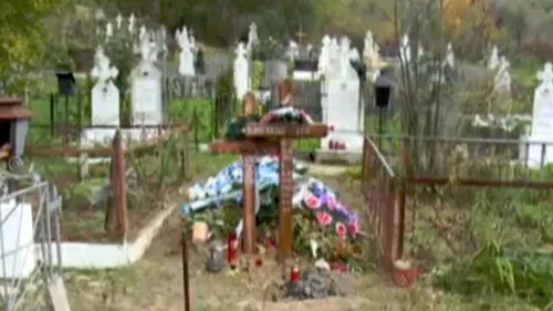 Sicriul în care ar fi fost înmormântată o fetiță moartă de SIDA în urmă cu 21 de ani, găsit gol într-un cimitir din Vâlcea