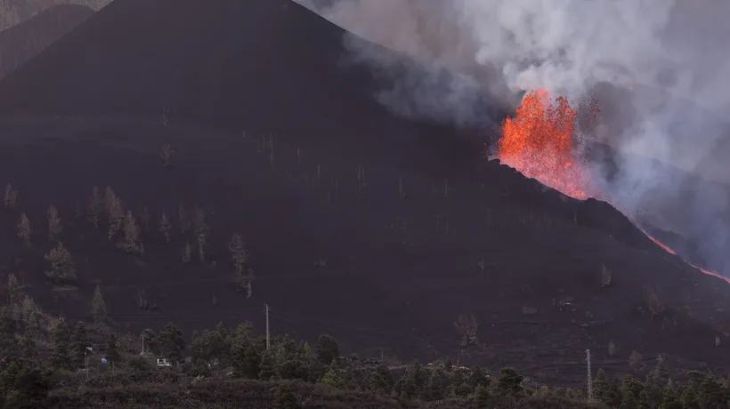 La nouă zile după erupție, lava din vulcanul La Palma ajunge în ocean. Gazele toxice ar putea declanșa o reacție chimică care poate afecta ochii, pielea și respirația