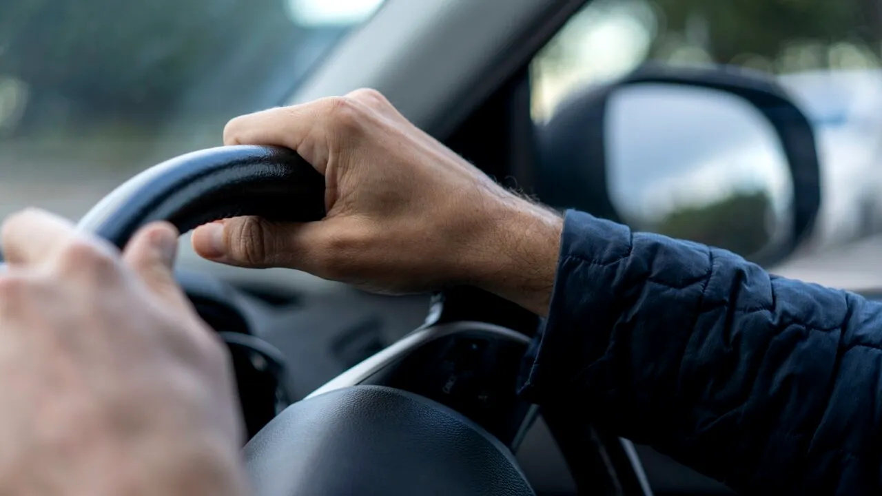 Șoferii care își pun ACEST accesoriu banal pe geamuri riscă amenzi de până la 4.000 de lei. Pot rămâne și fără certificatul de înmatriculare