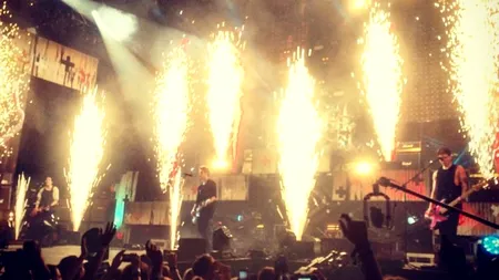 Chitaristul unei celebre formații a luat foc pe scenă. Concertul a fost întrerupt imediat