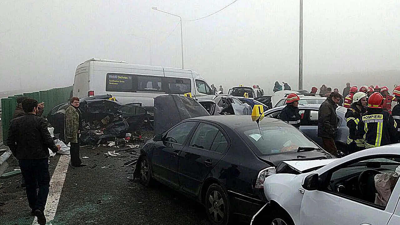 Accident în lanț: Două TIR-uri, un microbuz și un autoturism s-au ciocnit în Mehedinți