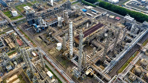 Australia vrea să construiască o nouă rafinărie de petrol de mari dimensiuni, prima din ultimii 60 de ani. „Războiul din Orient are un impact aici“