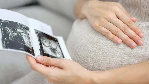 O mămică din SUA a descoperit că fiica ei are zeci de frați vitregi. Care este explicația