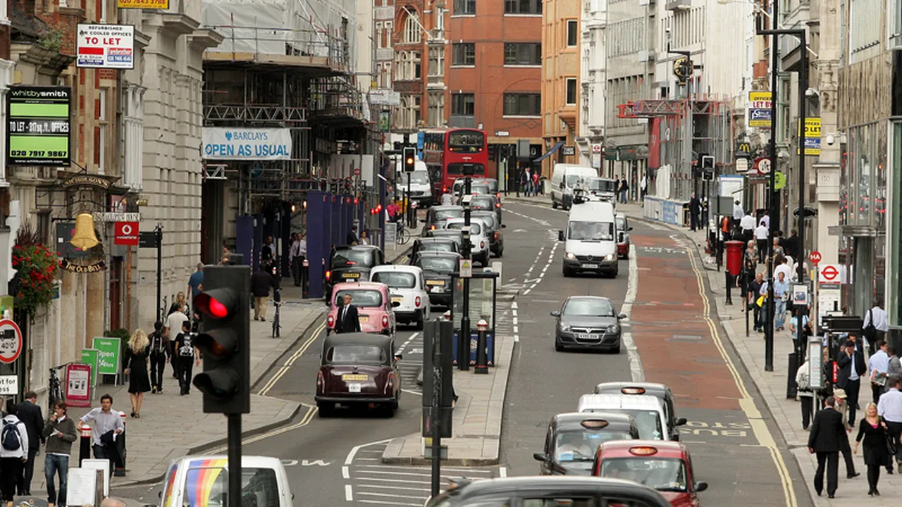 Daily Express: Primarul Londrei își exprimă îngrijorarea față de un val de imigranți est-europeni în 2014