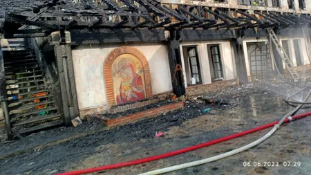 UPDATE: FOTO-VIDEO. Incendiu violent la Mănăstirea Turnu din Prahova / Focul a pornit de la mai multe lumânări lăsate nesupravegheate