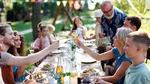 (P) Cum arăți elegant la un eveniment de familie fără să porți costum? 