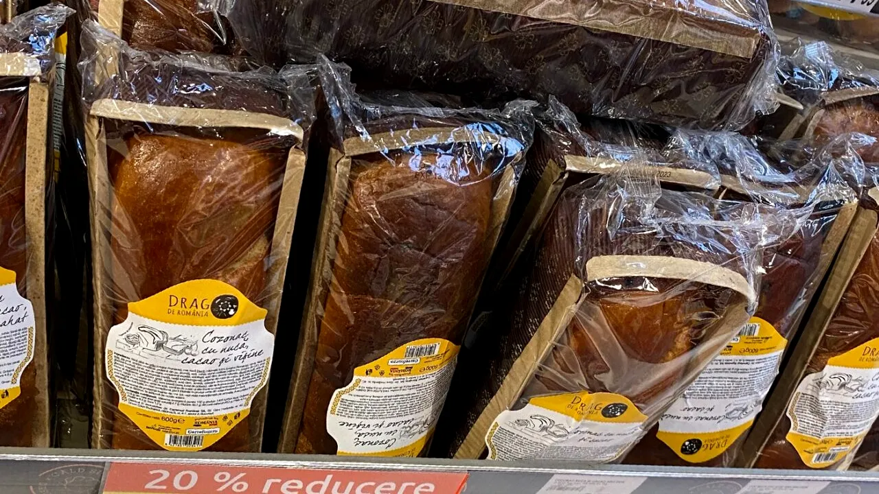 Cu câți lei se vinde un COZONAC în supermarket-urile Carrefour din București, acum, înainte de Paște