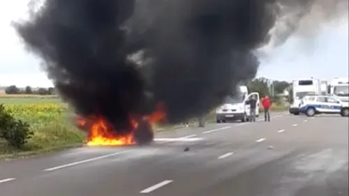 FOTO | O mașină s-a făcut scrum după ce a ars ca o torță, la ieșirea din Călimănești