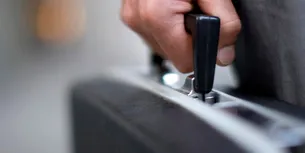 Trei posibili spioni ai Rusiei au fost arestați în Marea Britanie. Au fost găsite documente false din 9 țări