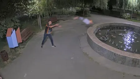 Un bărbat a fost filmat într-un parc din Sectorul 6 în timp ce distrugea o căsuță cu cărți