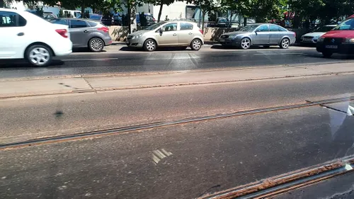 DE NECREZUT. „Patinoar” pe străzile din București. Șir de accidente după ce s-a folosit o substanță uleioasă pentru a curăța Piața Delfinului - VIDEO