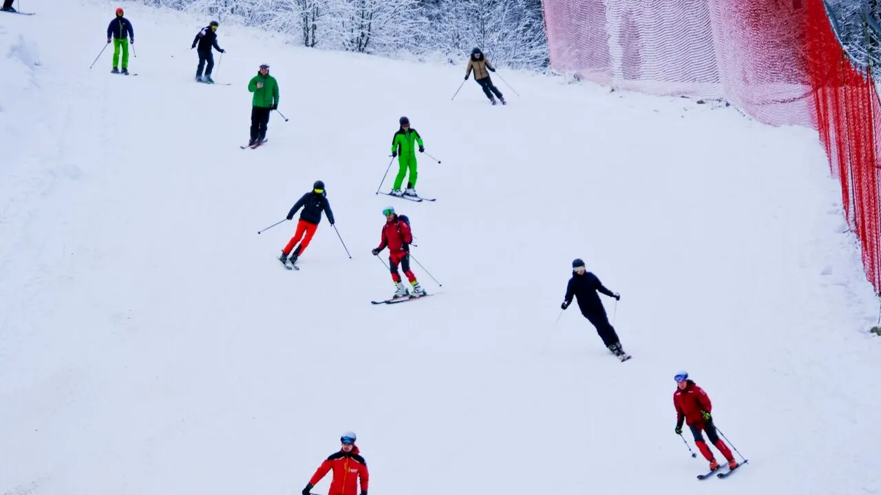 SCANDAL cu iz antisemit, în Elveția. Conducerea unui hotel a anunțat că nu mai închiriază schiuri și sănii evreilor