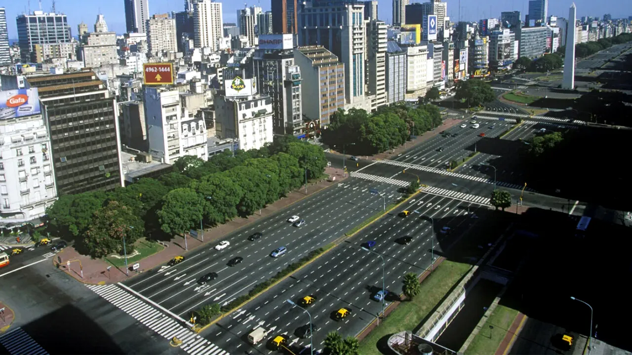 Singura stradă din lume cu 3 sensuri de circulație. Care este al treilea sens?