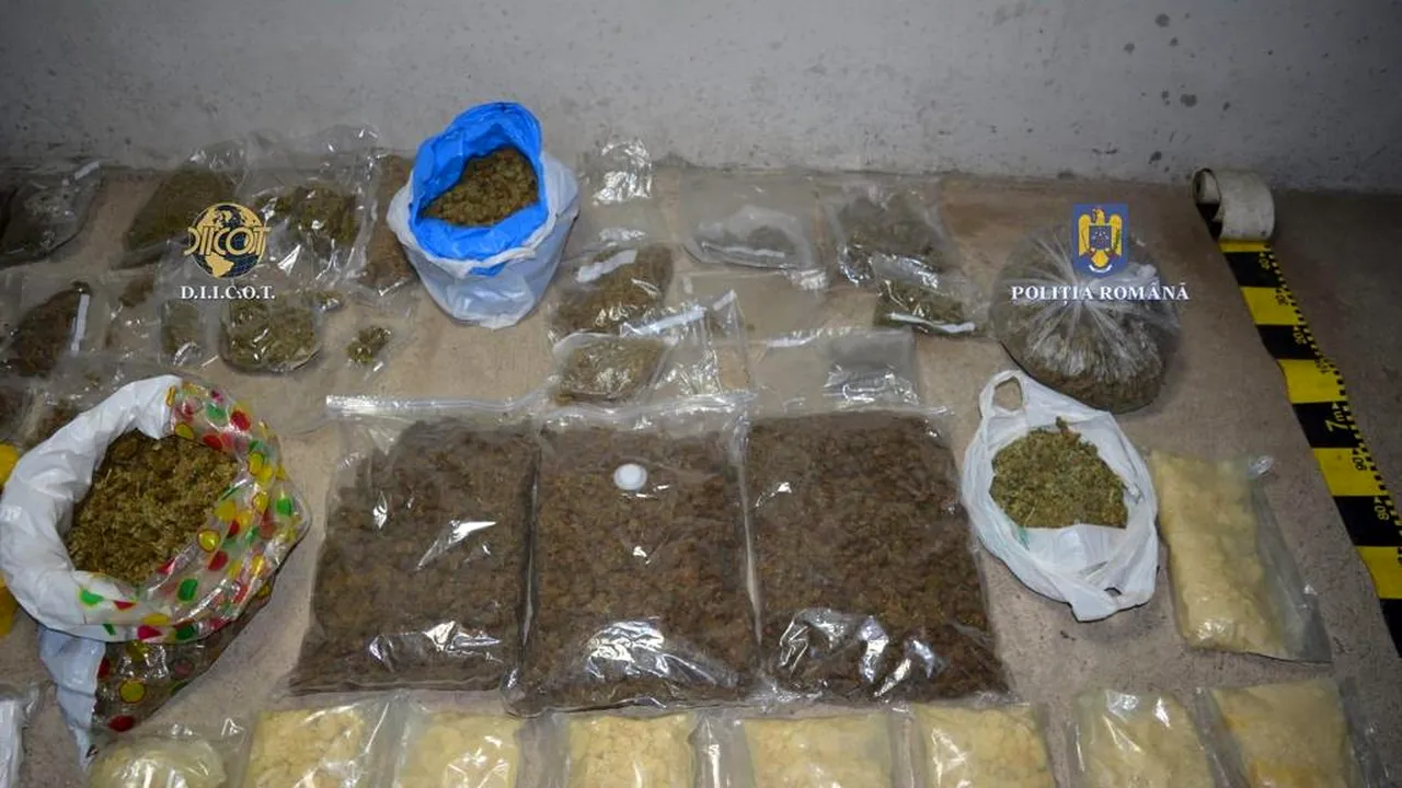 FOTO | Trei bărbați, prinși în flagrant când vindeau droguri într-o parcare din Arad. Ce au găsit polițiștii în casele lor, la percheziții