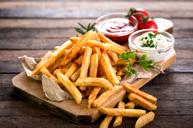 Cartofii cu sare și sos sunt delicioși, dar și o cale sigură de îngrășare. Sursa Foto: Shutterstock