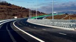 Cum circuli prin tunelul pe autostrada Sibiu-Pitești. Instructor auto: „Nu staționăm, exclus să ne apucăm să facem selfie-uri”