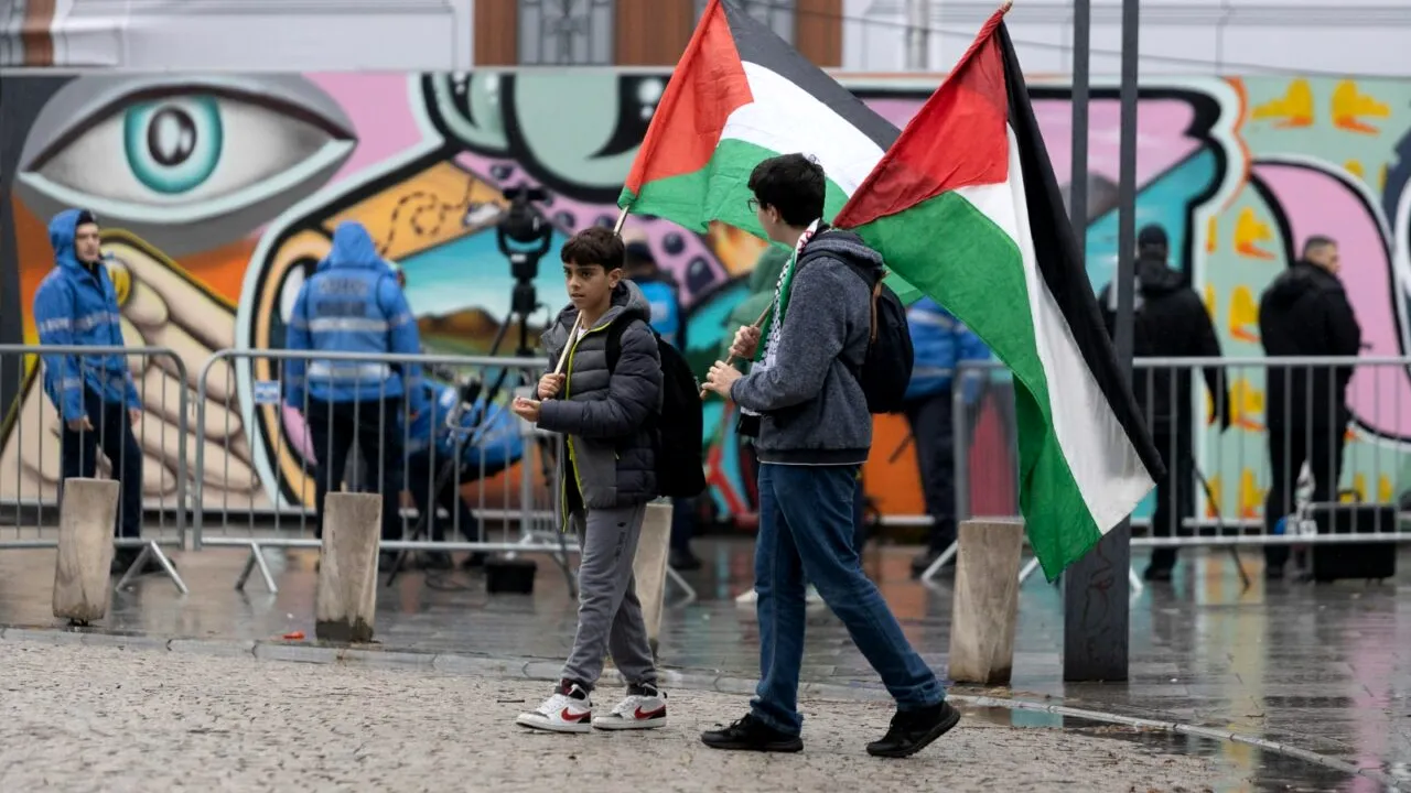 Alertă la mitingul pro-Palestina! Jandarmii au descoperit un spray lacrimogen la o domnișoară și o petardă la un adolescent