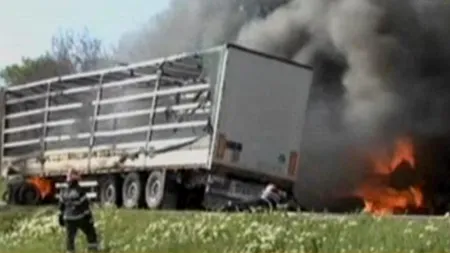 EXPLOZIE PE E70. Două tiruri s-au ciocnit frontal și au luat foc