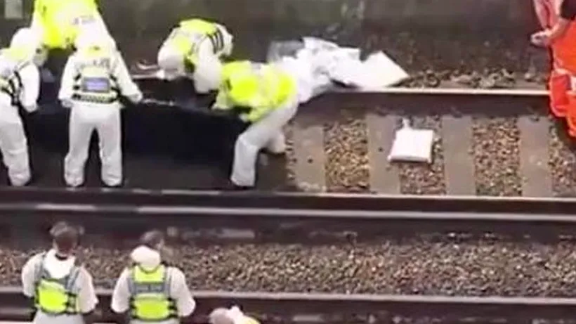Trei persoane și-au pierdut viața după ce au fost lovite de un tren, la Londra