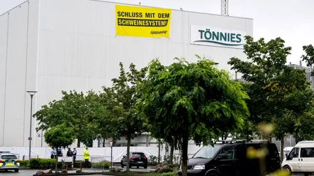 S-a aflat! De ce s-a răspândit coronavirusul atât de mult la abatorul din Germania unde aproape 1.000 români s-au infectat