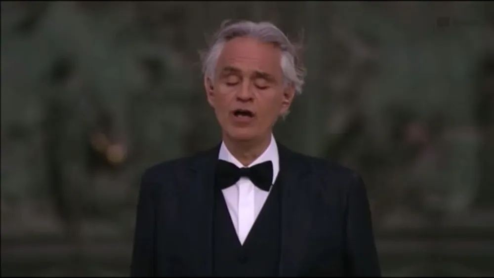 Tenorul Andrea Bocelli, intrare spectaculoasă la Festivalul de la Sanremo. Celebrul artist a surprins audiența cu apariția sa