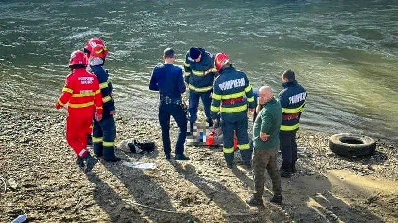 FOTO | Un bărbat a căzut în Dâmbovița în timp ce traversa o punte