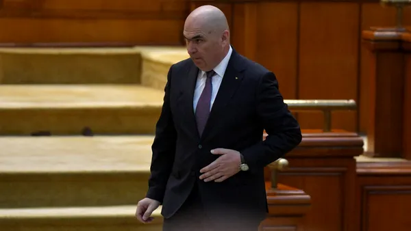Bolojan a fost huiduit înainte să ia cuvântul în plen: „Dacă respingeţi acest program şi alegeţi din nou criza, cum puteţi susţine că vă interesează ţara?”