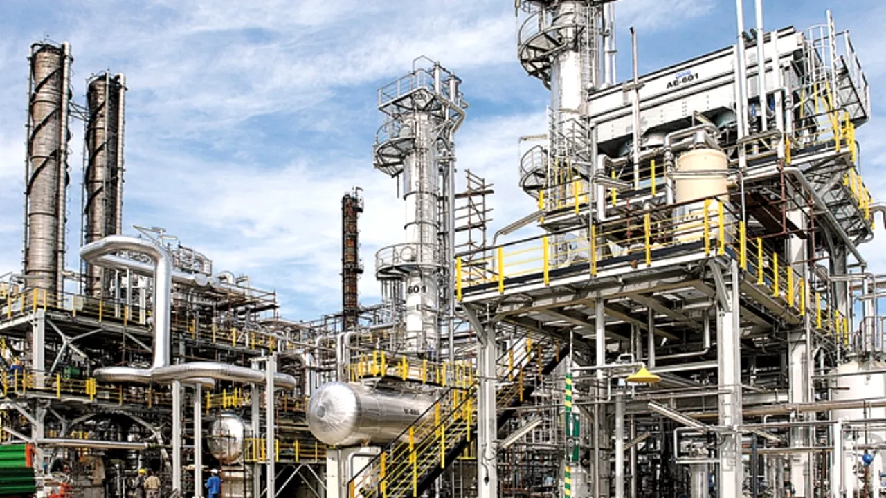 În Croația, guvernul s-a angajat să lupte până în pânzele albe pentru o rafinărie pe care ungurii de la MOL vor s-o închidă. În România, Arpechim a fost închisă în tăcere