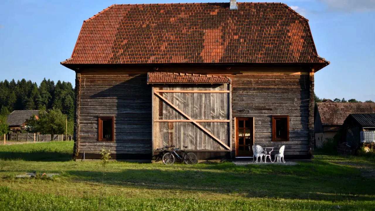 Șură veche de un secol, transformată într-un cochet hotel în stil scandinav. Proiectul unui antreprenor din Ardeal atrage turiștii bandă rulantă