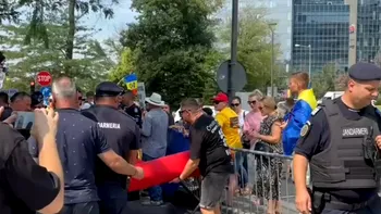 Călin Georgescu, așteptat cu tricolor și COVOR ROȘU la IPJ Ilfov