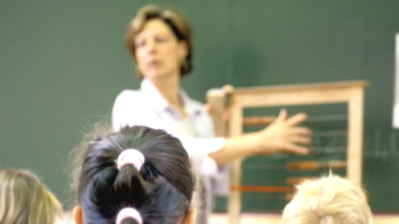 VIDEO Caz scandalos la o școală din București. O învățătoare s-a filmat în timp ce țipă la copii