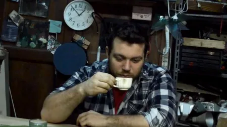 VIDEO viral. Un italian improvizează o cafetieră din două becuri arse