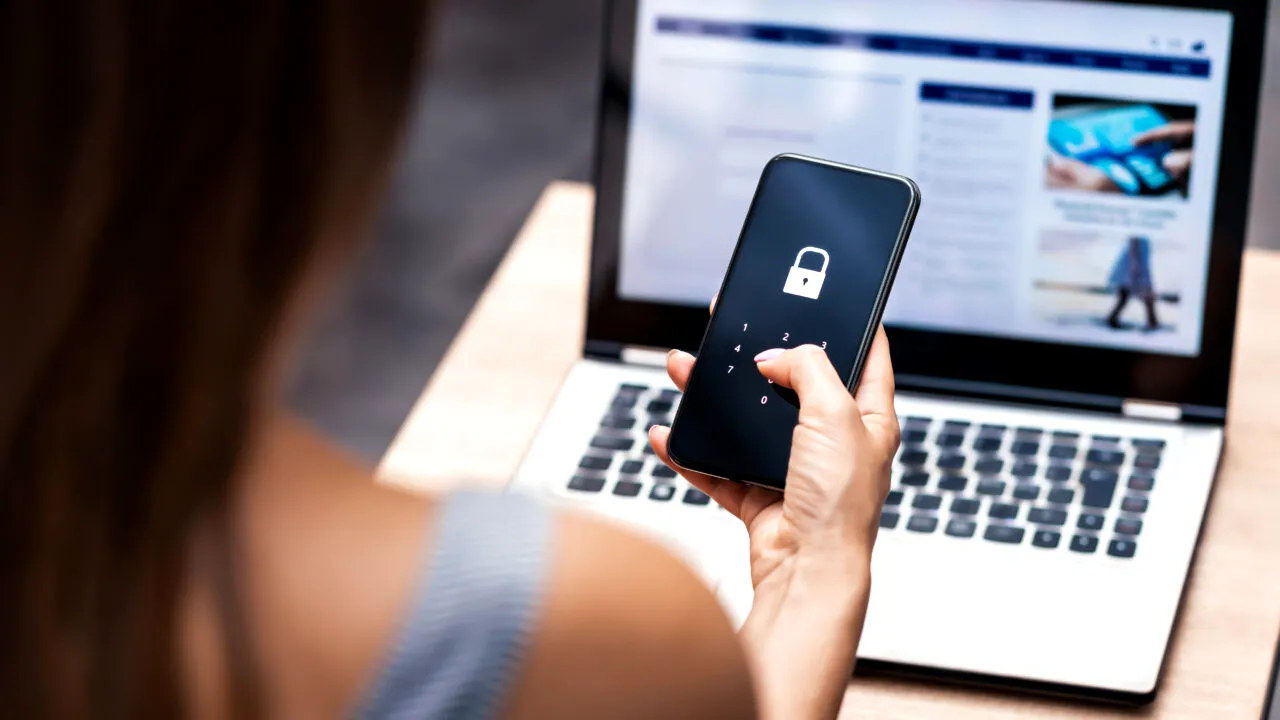 „Spoofing”, cea mai nouă FRAUDĂ bancară. Cum reușesc infractorii cibernetici să fure datele clienților