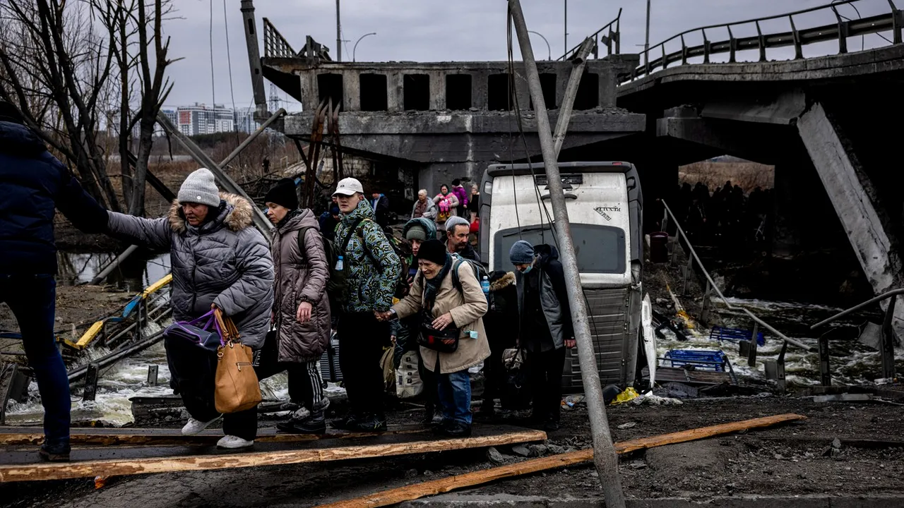 FOTO | Un pod distrus de rachetele armatei ruse a rămas singura cale de evacuare a localnicilor din Irpin, un oraș de lângă Kiev