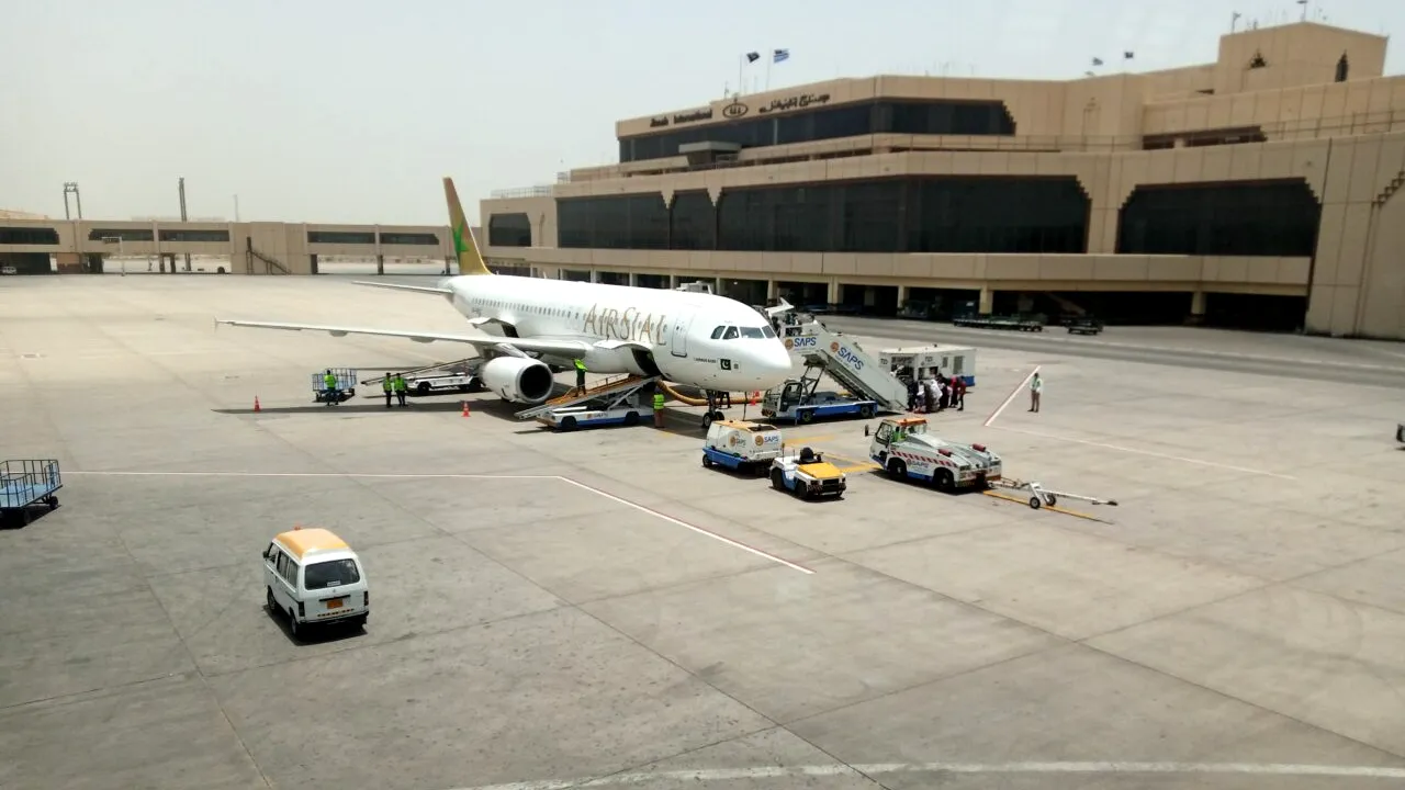 Alertă în Arabia Saudită. Mai multe persoane au fost rănite, în urma unui atac asupra aeroportului „King Khalid” din Riad. Zborurile au fost fie redirecționate, fie anulate. Cine ar fi în spatele loviturii