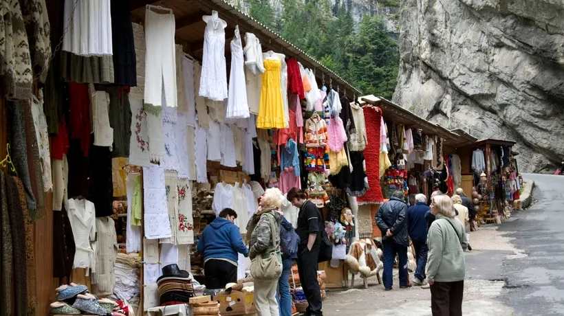 Comercianții chioșcurilor de pe marginea versanților din Cheile Bicazului au fost somați să-și demoleze standurile