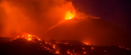 Cel mai mare vulcan activ din Europa s-a trezit la viaţă noaptea trecută / Autoritățile din Italia au ridicat nivelul de alertă