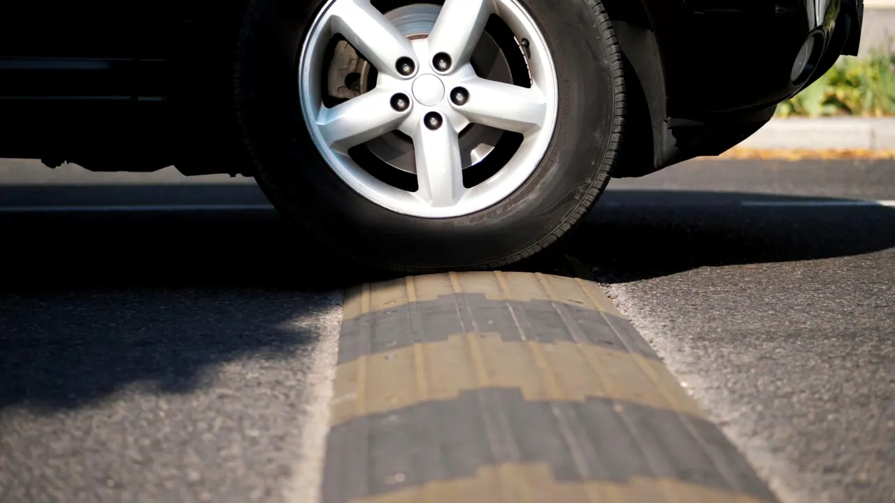 Amendă și suspendarea permisului pentru șoferii care ocolesc limitatoarele de viteză. Este o practică frecvent întâlnită în Iași