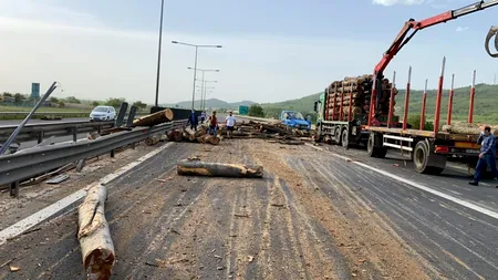 AUTOSTRADA 1. Un camion plin cu lemne a pierdut o parte din încărcătură între Sibiu și Orăștie